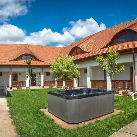 Szabolcs Vezer Panzio Bed & Breakfast Exterior photo