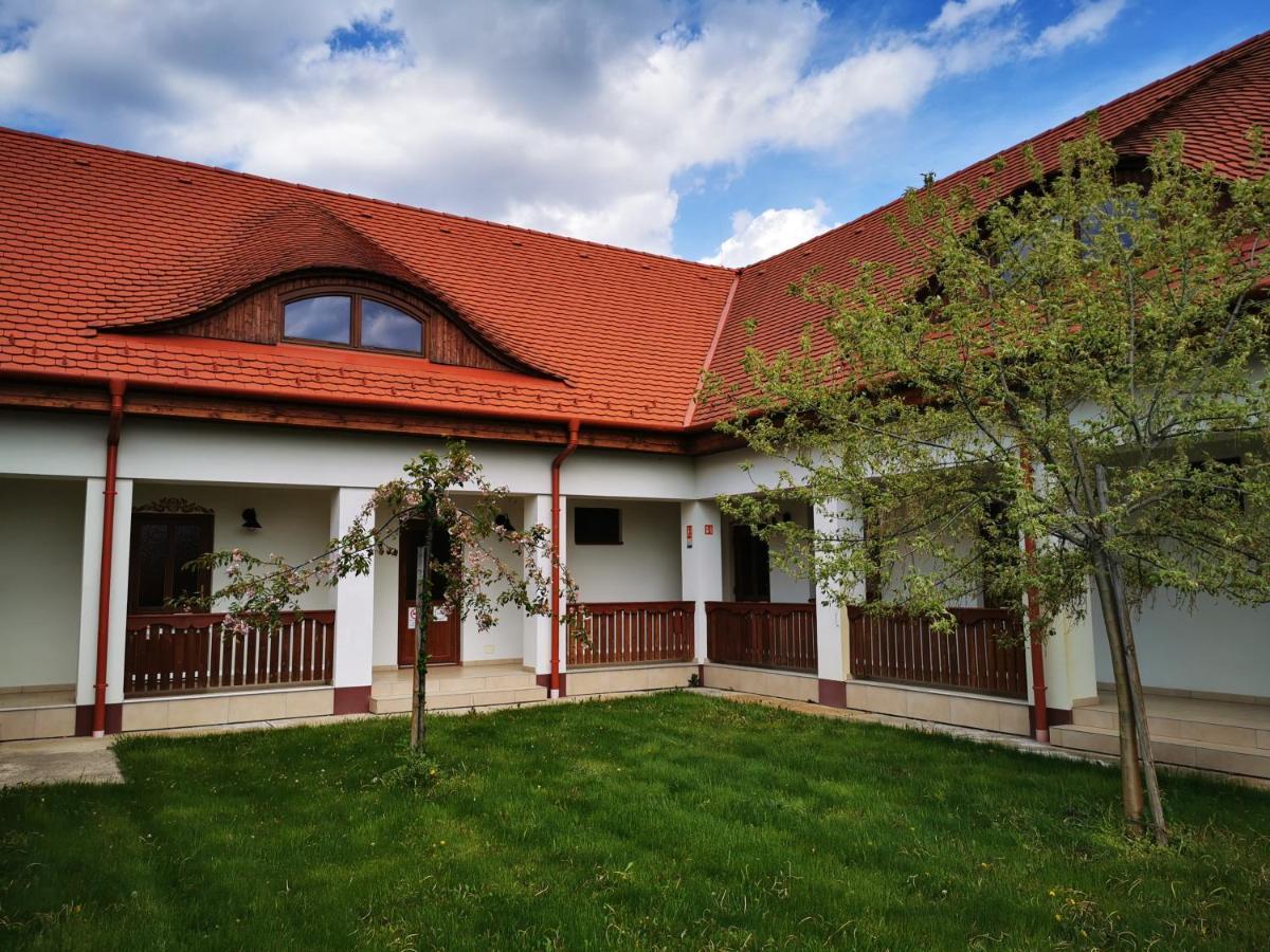 Szabolcs Vezer Panzio Bed & Breakfast Exterior photo
