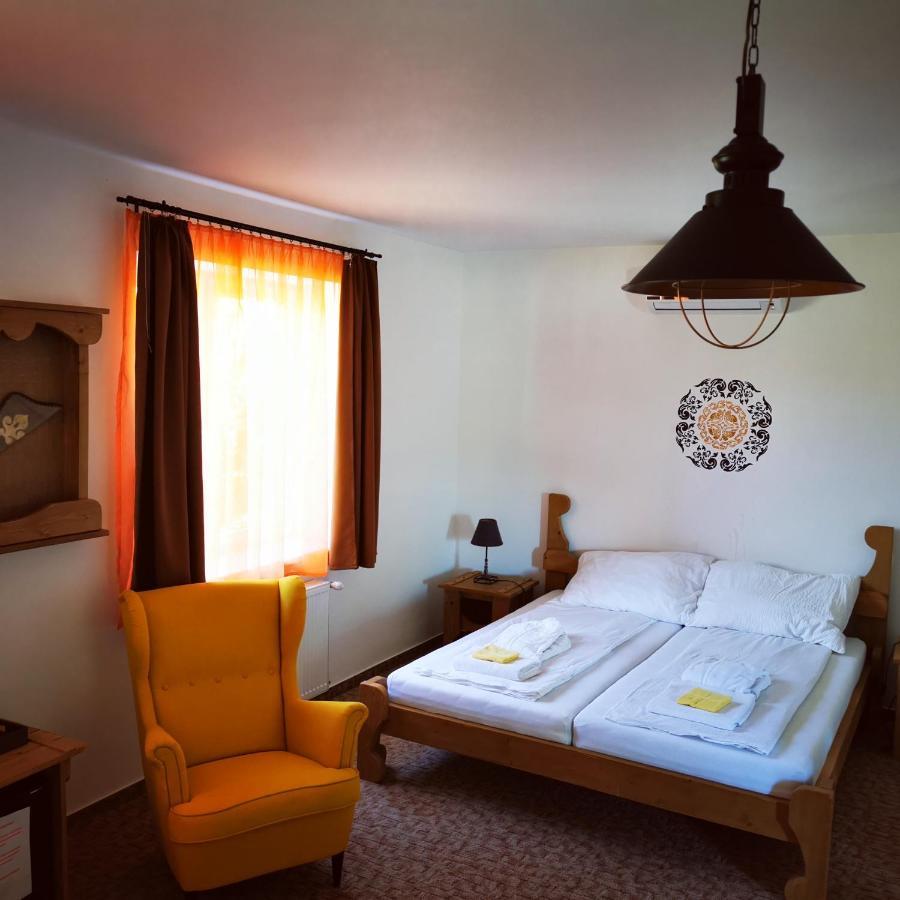 Szabolcs Vezer Panzio Bed & Breakfast Exterior photo