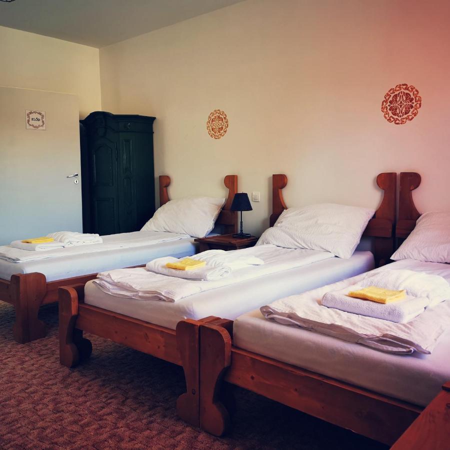 Szabolcs Vezer Panzio Bed & Breakfast Exterior photo