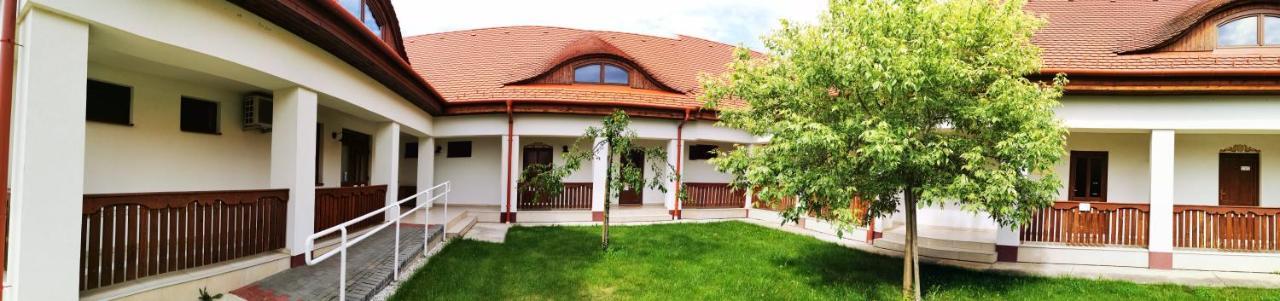 Szabolcs Vezer Panzio Bed & Breakfast Exterior photo