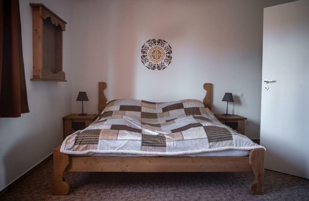 Szabolcs Vezer Panzio Bed & Breakfast Exterior photo